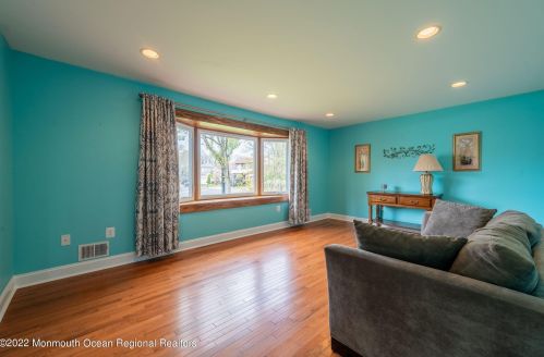 22 Plafsky Dr, Edison NJ 08817-2239 exterior