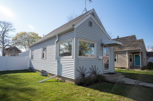 3277 Burrell St, Milwaukee, WI 53207-2752