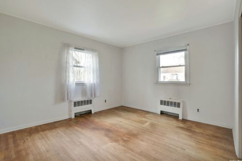 8 Stevens Pl, Huntington Station NY 11746-2926 exterior