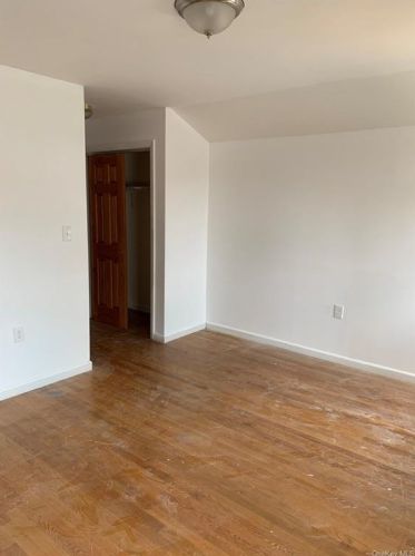 2418 Seymour Ave, Bronx NY 10469-3017 exterior