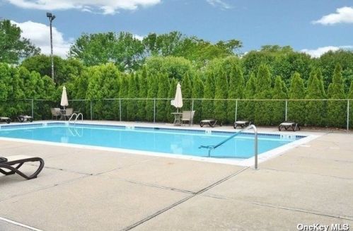 196 Scarlett Dr, Commack NY 11725-4636 exterior