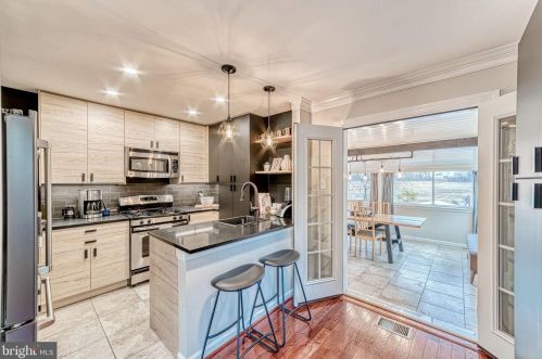 5637 Fenwick Dr, Alexandria VA 22303-1524 exterior