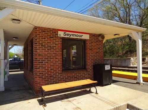 27 Derby Ave, Seymour CT 06483-3129 exterior