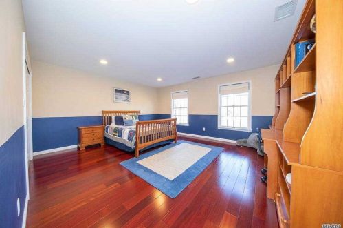 15 Aly Pond Ct, Huntington Station NY 11746-5875 exterior