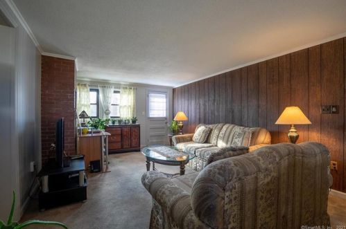 6 Debra St, Enfield CT 06082-5031 exterior