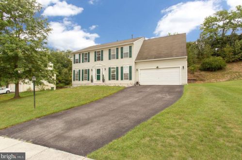 37 Louvain Dr, Hanover PA 17331-8696 exterior