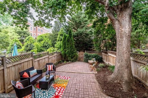 1560 Bruton Ct, Mc Lean VA 22101-4301 exterior