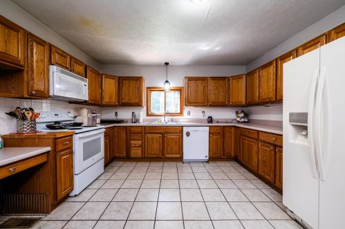 9524 Red Arrow Hwy, Watervliet MI 49098-8552 exterior