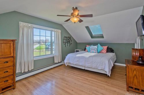 82 Mullen Rd, Enfield CT 06082-6033 exterior