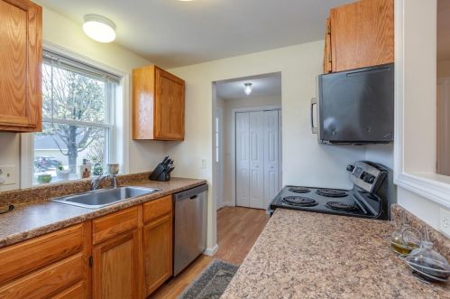 49 Bluffs Dr, Concord NH  03303-1579 exterior