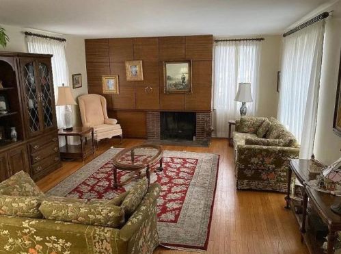 458 Stratford Ave, Elmhurst, IL 60126-4123