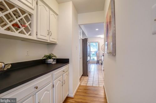 10135 Crestberry Pl, Bethesda MD 20817-1266 exterior