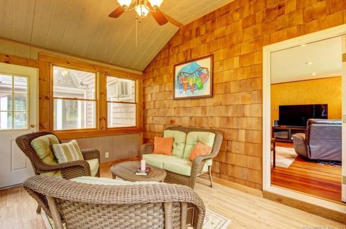 108 Hickory Hl Rd, New Britain CT 06052-1009 exterior