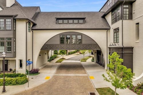 6562 Beacon Dr, Atlanta GA 30328-4204 exterior