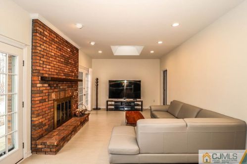 12 Fox Hill Rd, Edison, NJ 08820-2824