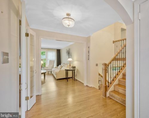 2105 Rampart Dr, Alexandria VA 22308-1537 exterior