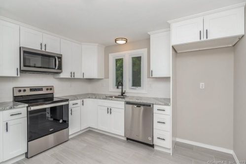 11 Colonial Dr, North Haven CT 06473-1238 exterior