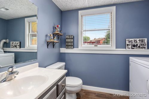 7497 Sunview Dr, Grand Rapids MI 49548-7382 exterior