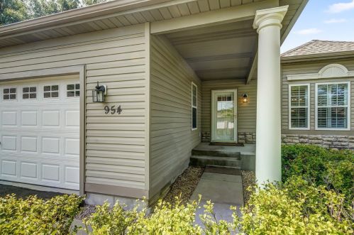 954 Carriage Hills Dr, Chaska, MN 55318-2918