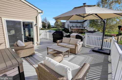 1942 Oak Hills Dr, Hanover PA 17331-9441 exterior