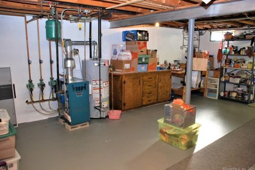 6 Buchanan Rd, Enfield CT 06082-5327 exterior