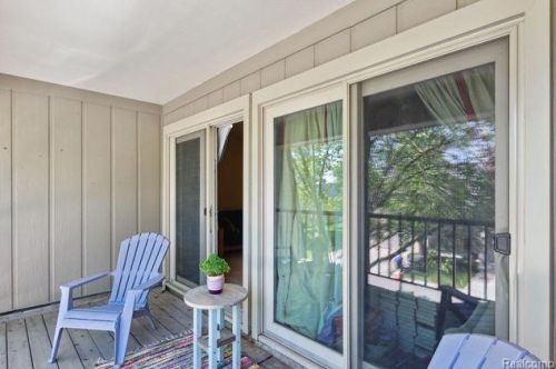 1201 Oakwood Ct, Rochester MI 48307-2539 exterior