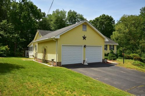 8 Blue Ridge Dr, Vernon, CT 06066-5803