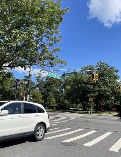 5425 Valles Ave, Bronx NY  10471-2557 exterior