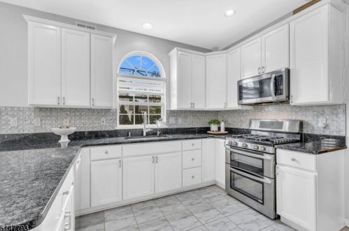 37 Heinrick Way, Bridgewater NJ 08807-5660 exterior