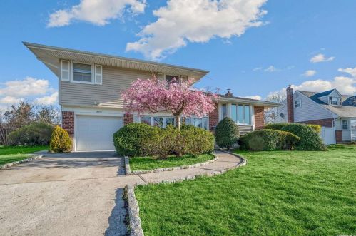 11 Gehrig St, Commack, NY 11725-2006