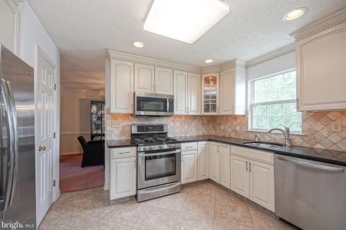 42 Hamilton Lk Dr, Trenton NJ 08619-3437 exterior