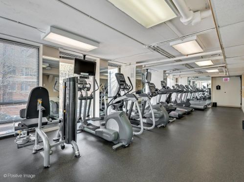 1660 La Salle Dr, Chicago IL 60614-6000 exterior