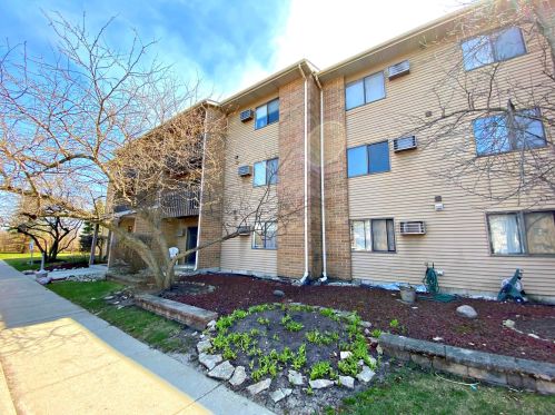 633 Virginia Rd, Bull Valley, IL 60014-7956