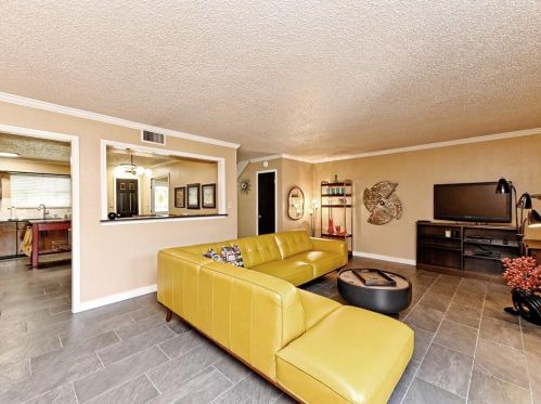 1849 Coronado Hl Dr, Austin TX 78752-2116 exterior