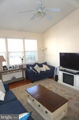 21 Fallview Ct, Trenton NJ 08690-3216 exterior