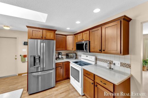 2112 Emens Dr, Meskegon MI 49444-4445 exterior