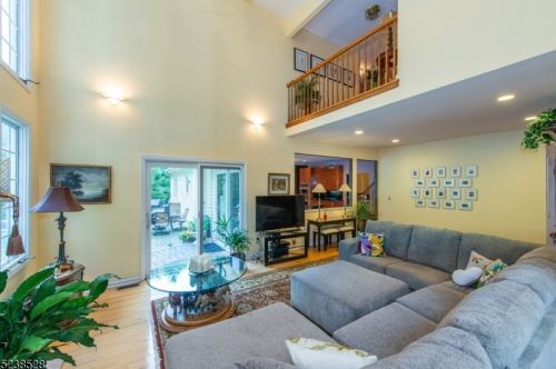 18 Rosewood Ln, Parsippany NJ 07834-3801 exterior