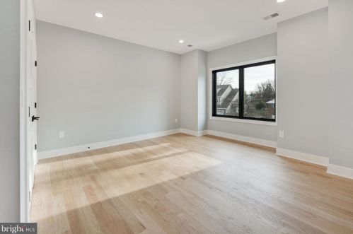 1422 Mayflower Dr, Mc Lean VA 22101-5615 exterior