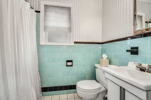 73 Gates Ave, Valley Stream NY 11580-3206 exterior