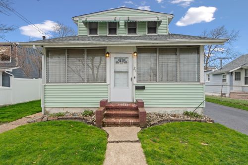 27 Bay Ave, Middletown, NJ 07748-5710