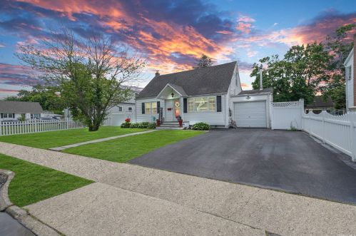 552 18th St, Babylon NY  11704-2211 exterior