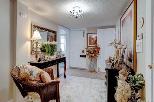 302 Woodbridge St, Manchester CT 06042-2372 exterior