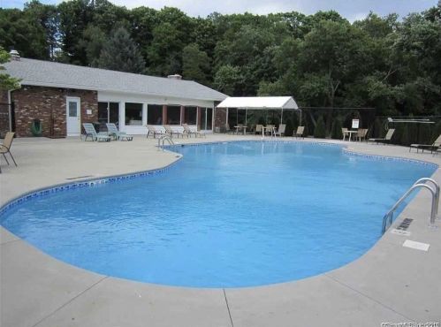 16 Ambassador Dr, Manchester CT 06042-2467 exterior