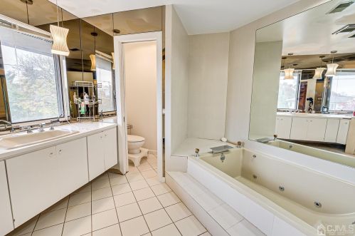 4 Fairhill Rd, Edison NJ 08817-2962 exterior