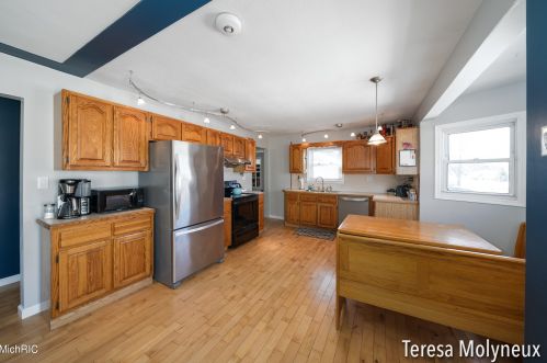 4085 Nicholl Ave, Meskegon MI 49444-3633 exterior