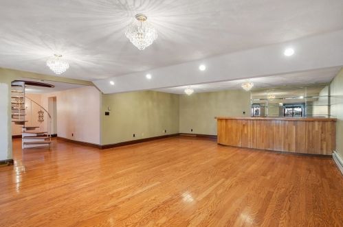 6 Walker Rd, Peabody MA 01960-5421 exterior