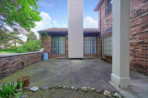 995 Woodlane Dr, Rochester MI 48307-4254 exterior