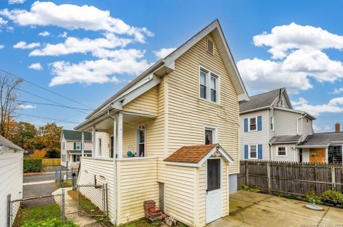 3 St, Windsor Locks CT 06096-1357 exterior