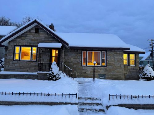 1094 Sanford St, Meskegon, MI 49440-1418