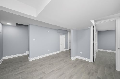 8247 Oglesby Ave, Chicago IL  60617-1927 exterior